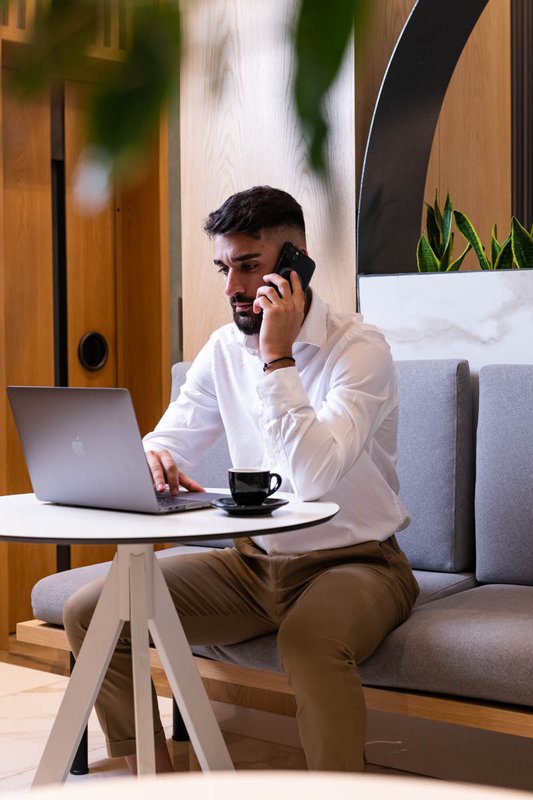 Δουλεύοντας στο σαλόνι του Enattica Suites