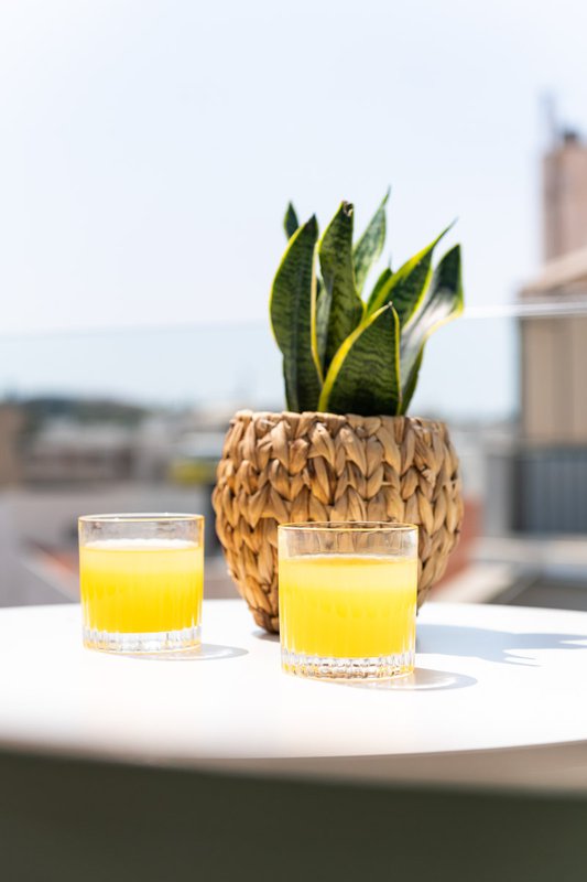 Enattica Suites, χυμός πορτοκαλιού στο μπαλκόνι