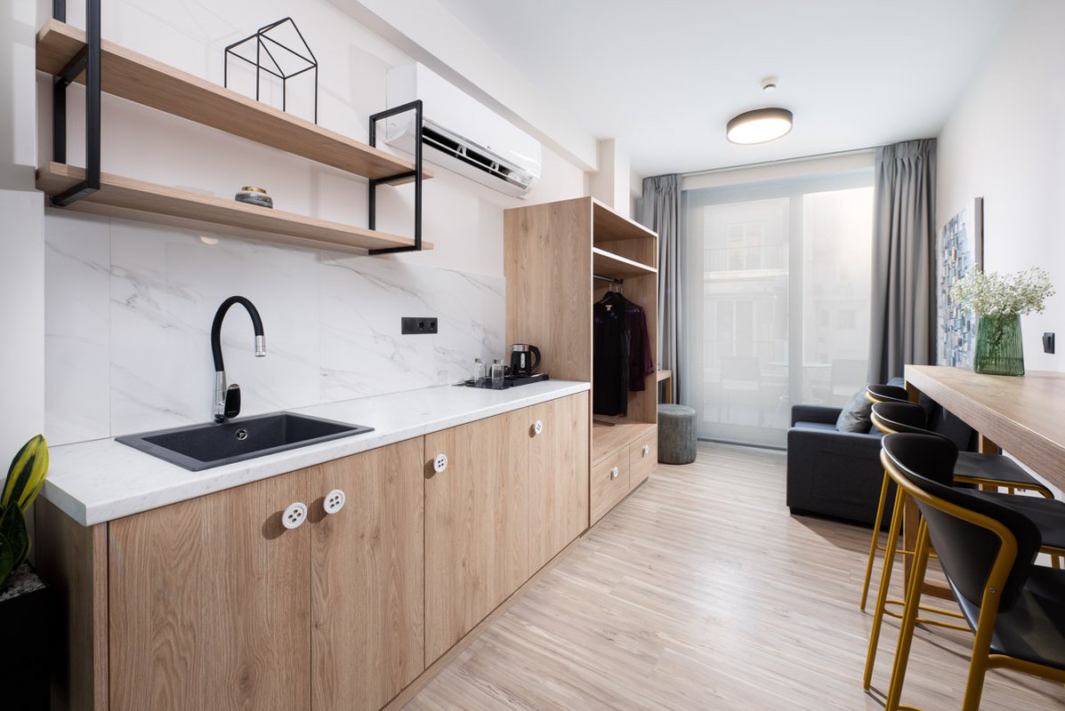 Enattica Suites, άνετο δωμάτιο με τραπέζι κουζίνας