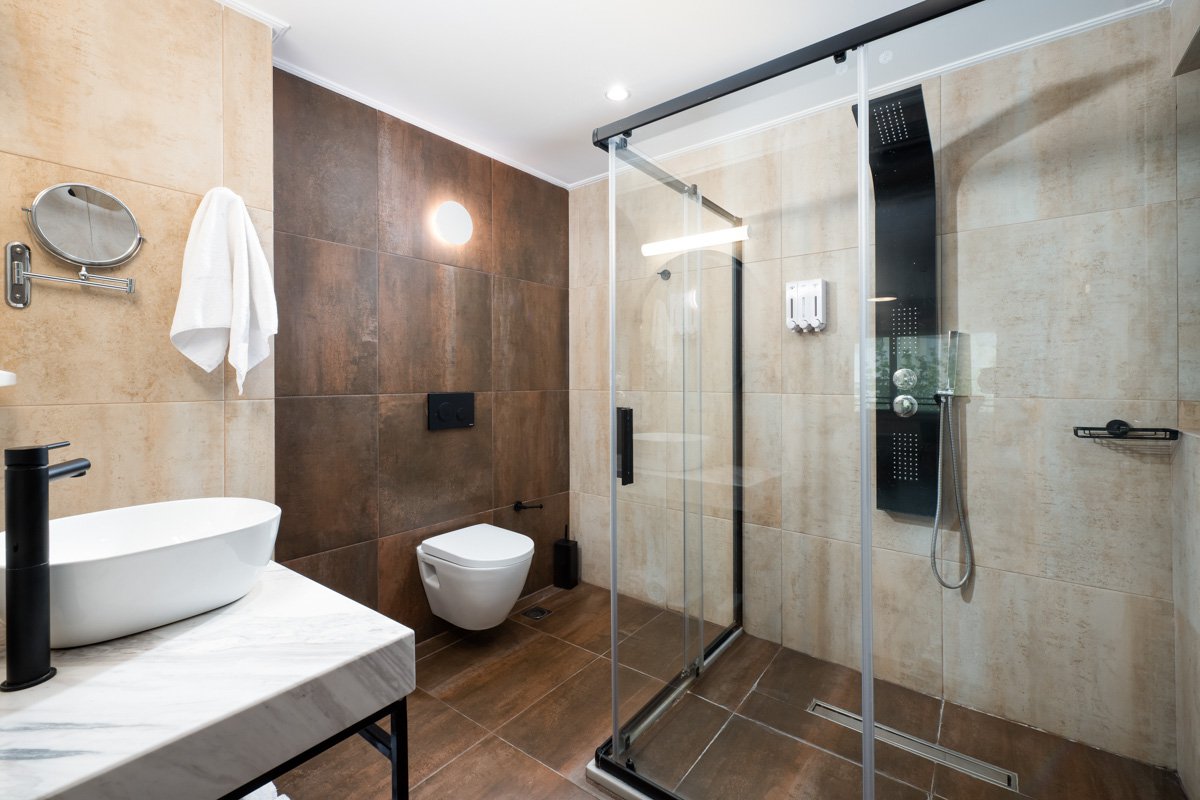 Enattica Suites, μοντέρνο μπάνιο