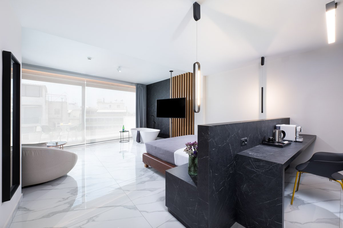 Enattica Suites, maste suite with double bed and bathtub