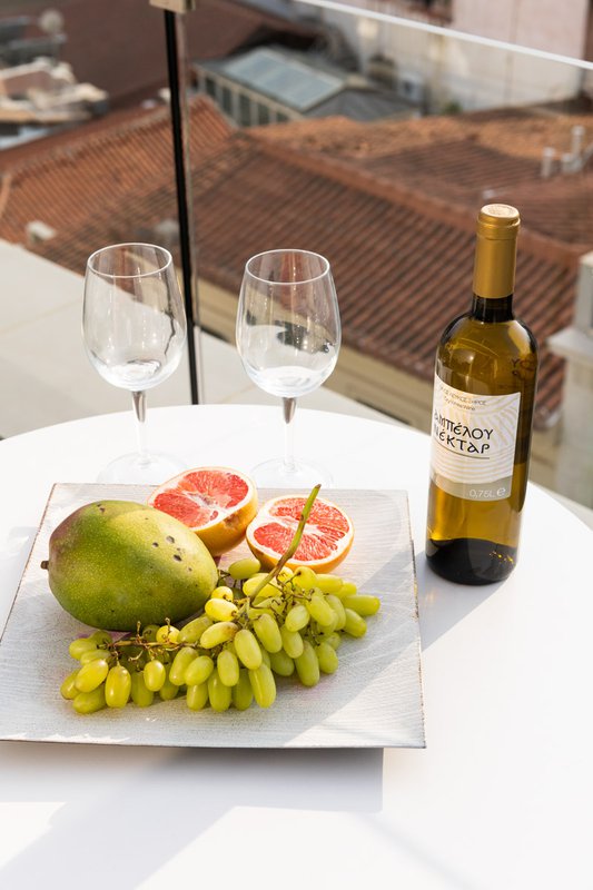 Enattica Suites, fruits and a bottle of wine